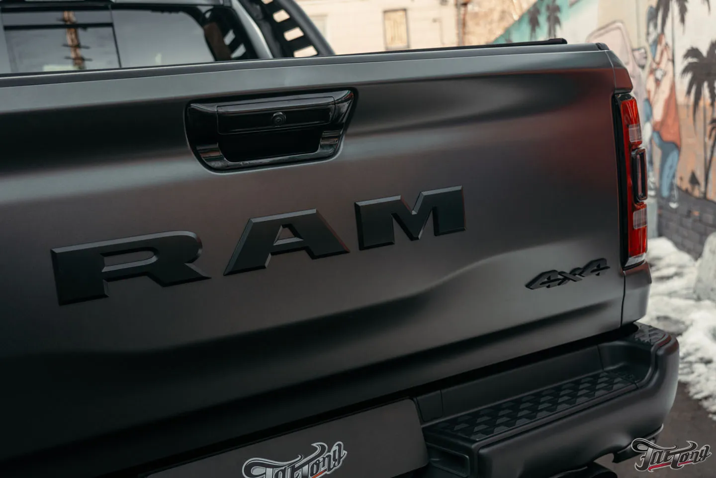 Оклеили RAM TRX матовым полиуретаном, выполнили комплексную шумоизоляцию салона и установили дополнительное освещение Rigid